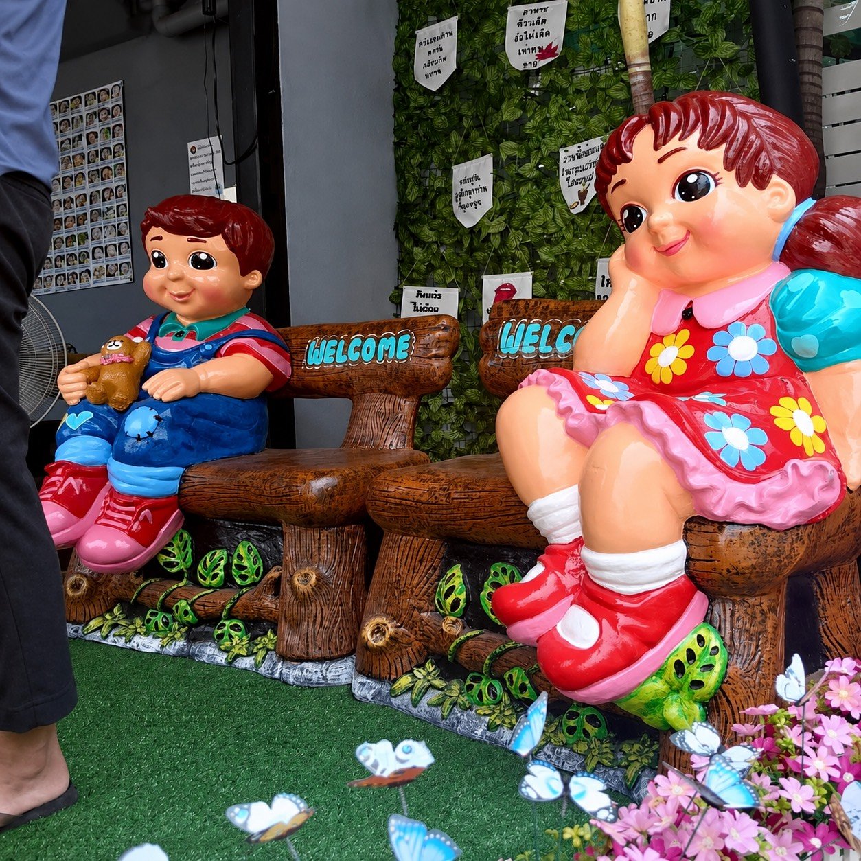 ตุ๊กตาปูนปั้นเด็กยินดีต้อนรับ รุ่น Welcome สำหรับร้านลาบอุบล ศรีราชา จังหวัดชลบุรี