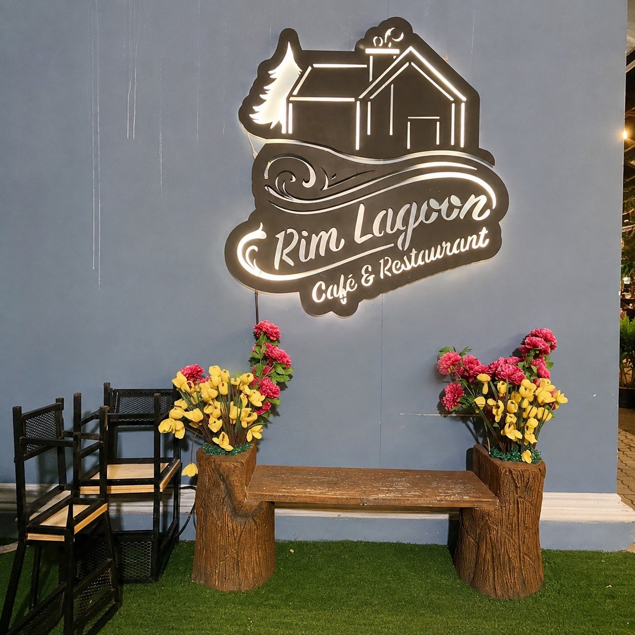 ม้านั่งสนามลายไม้กระถางคู่ สำหรับ Rim Lagoon Café & Restaurant
